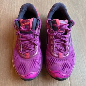 Brooks Ghost 9, purple/pink running sneaker. Women’s sz 7.5